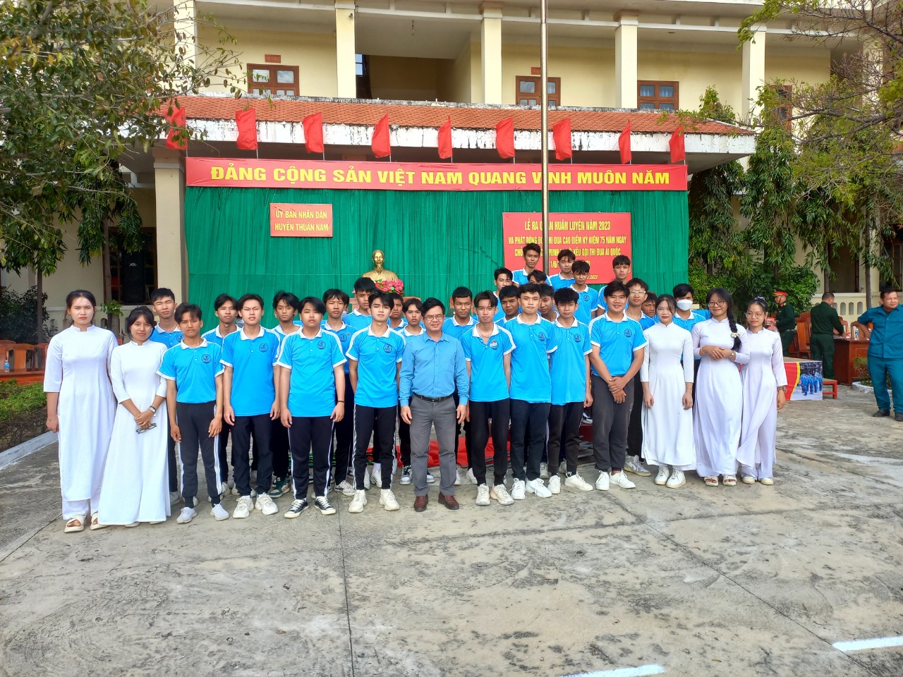 Học sinh Trường THCS, THPT Nguyễn Văn Linh tham gia buổi lễ “Ra quân huấn luyện” năm 2023